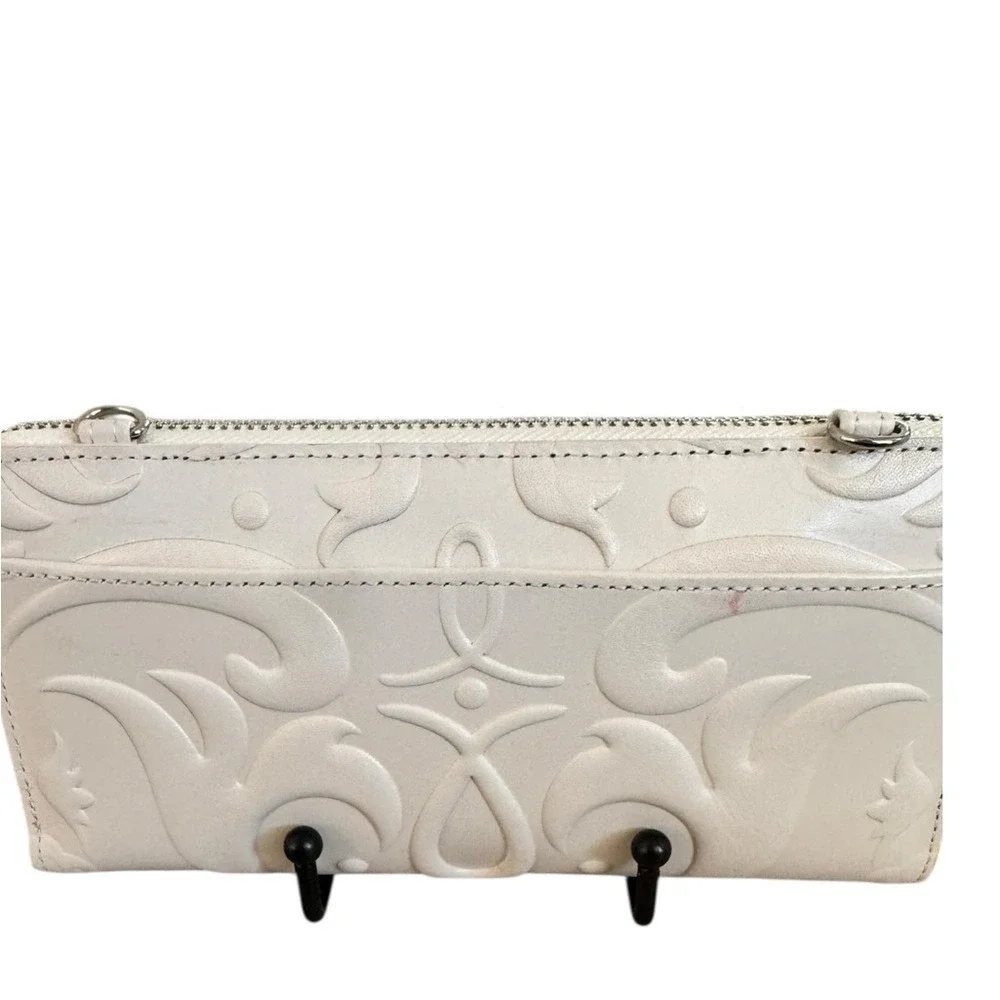 Brighton Ferrara White Leather Zip Around Organizer Wallet Crossbody Heart Logo - Picture 3 of 9